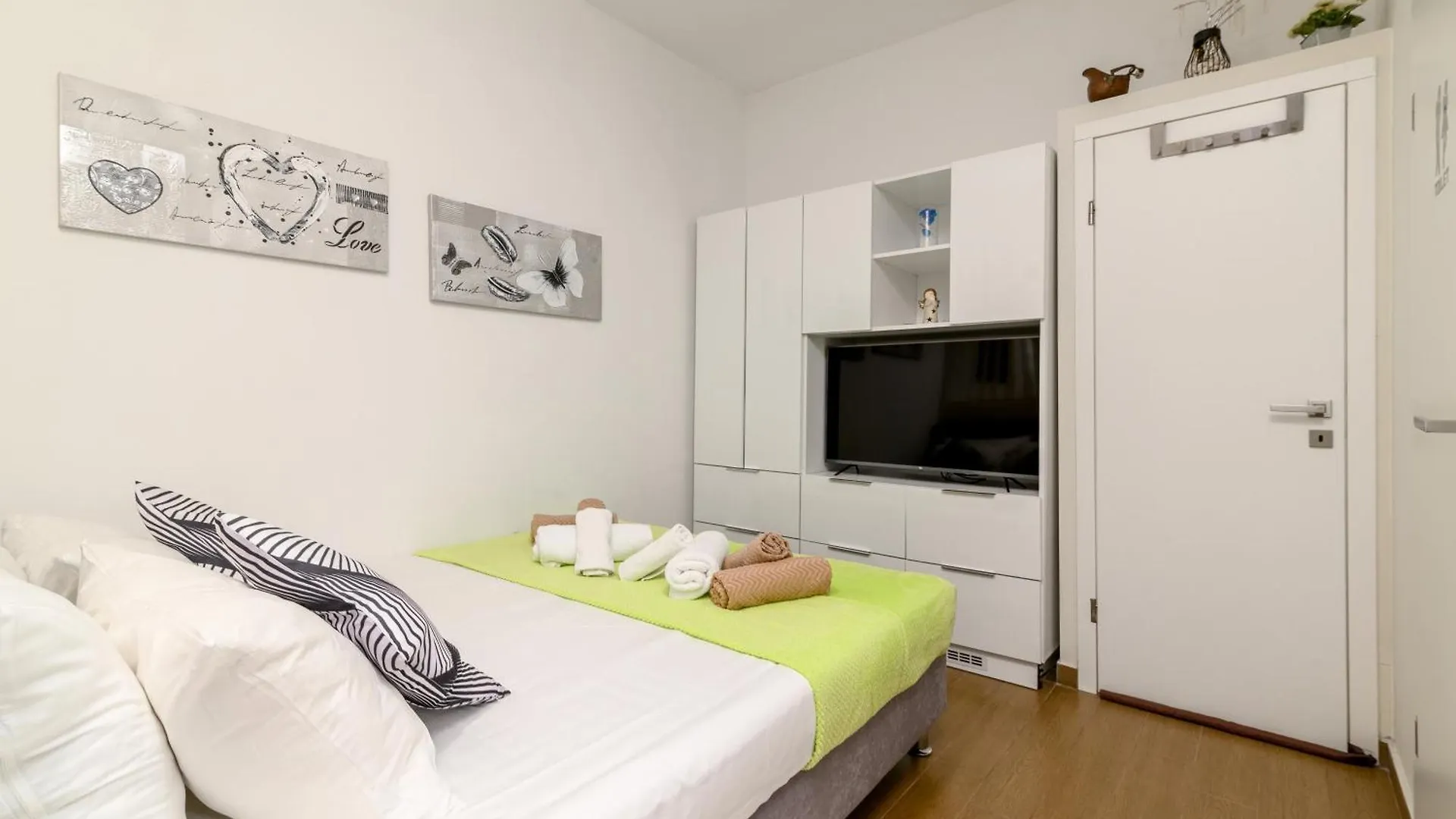 Family Friendly Apartments With A Swimming Pool Pula - 23595